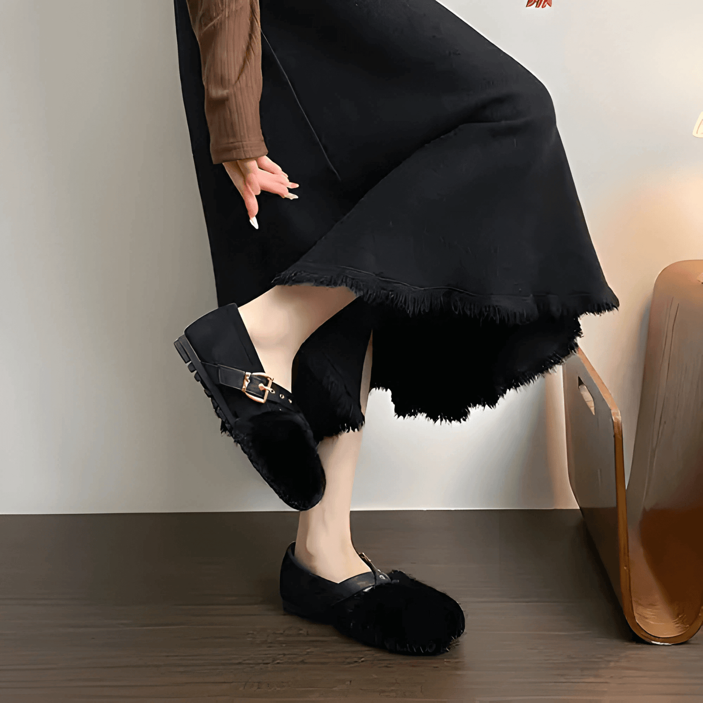 FurVibe – Faux Plyschiga Cozy Skor med Guldspänne