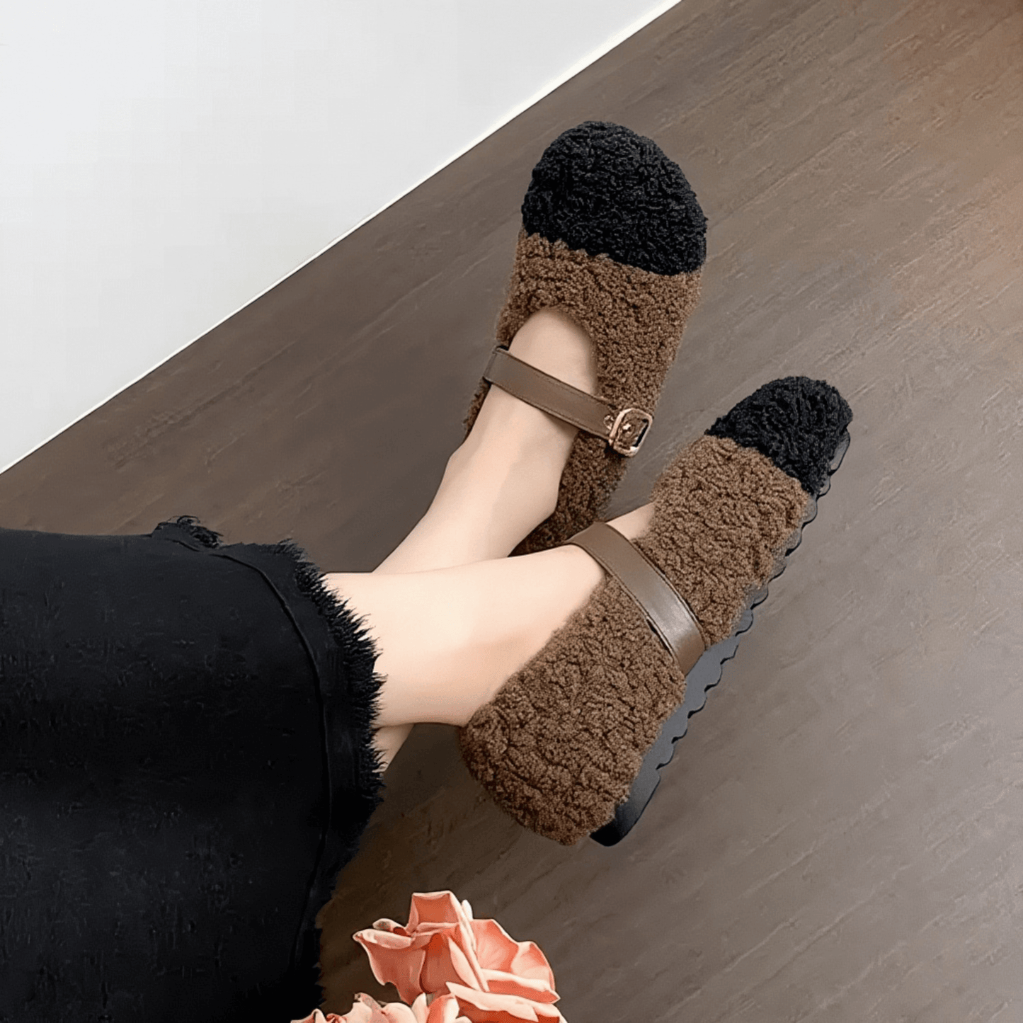 CuddleFlex – Faux Plyschiga Cozy Skor med Guldspänne