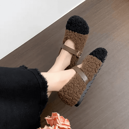 CuddleFlex – Faux Plyschiga Cozy Skor med Guldspänne