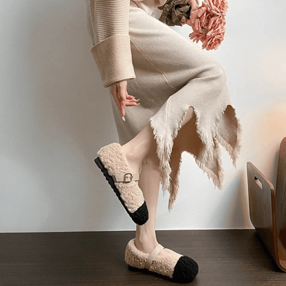 CuddleFlex – Faux Plyschiga Cozy Skor med Guldspänne