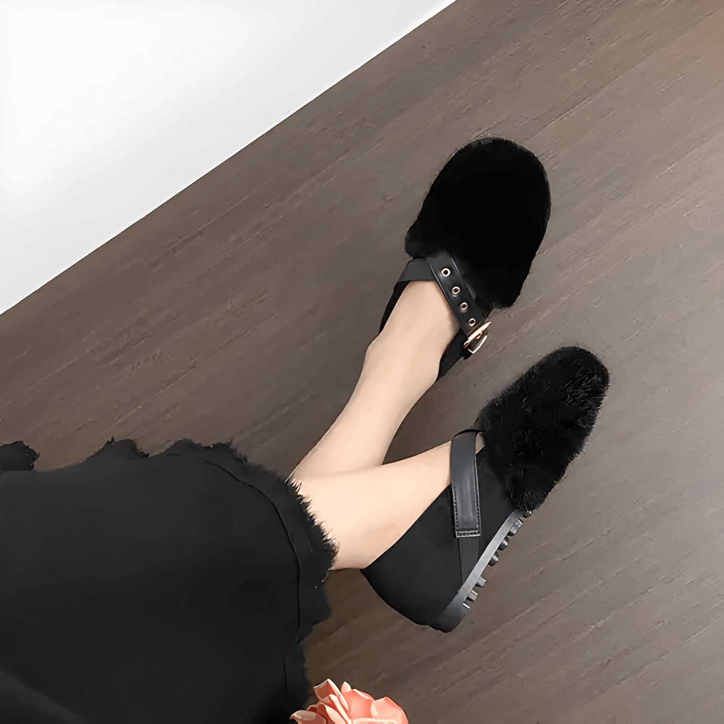 FurVibe – Faux Plyschiga Cozy Skor med Guldspänne