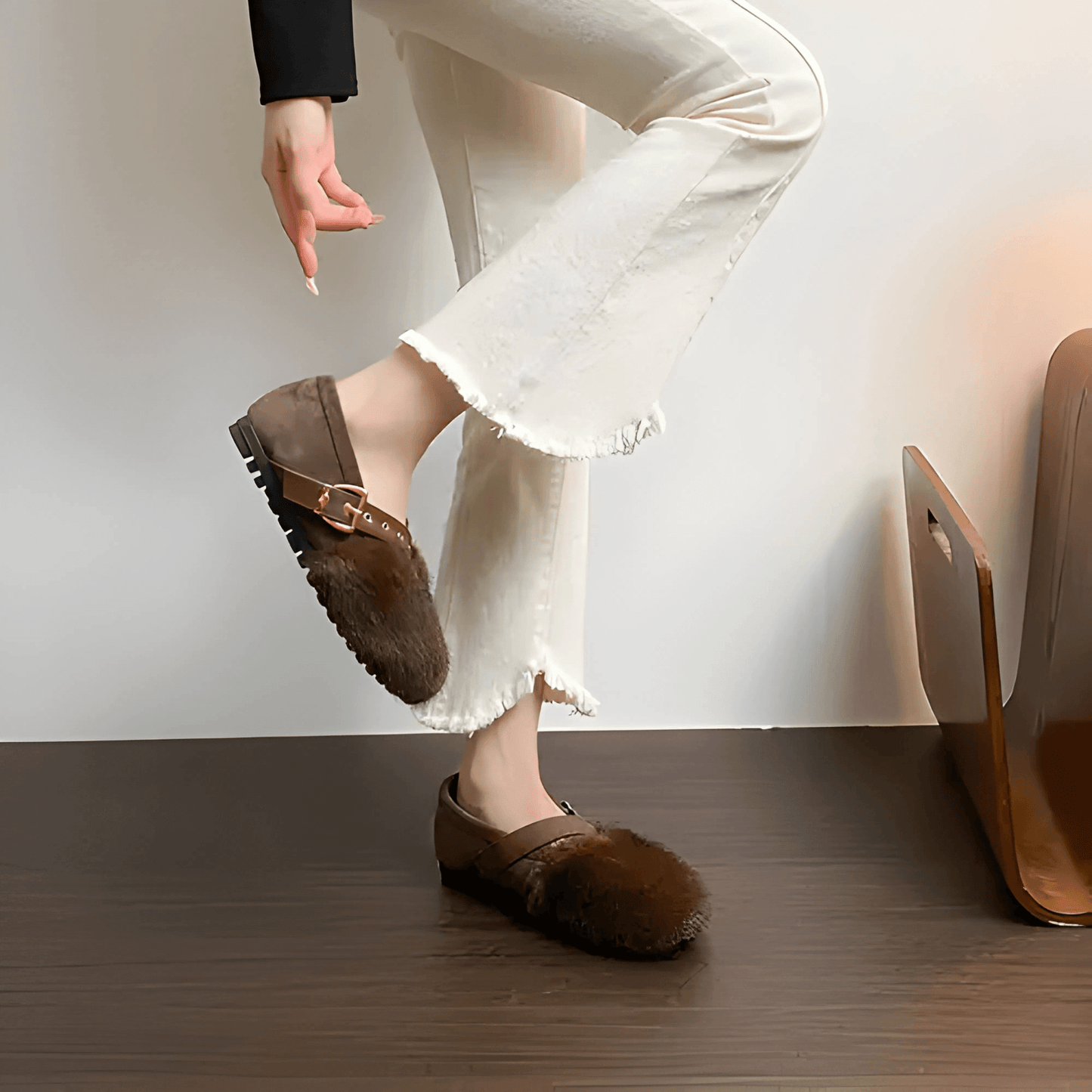 FurVibe – Faux Plyschiga Cozy Skor med Guldspänne