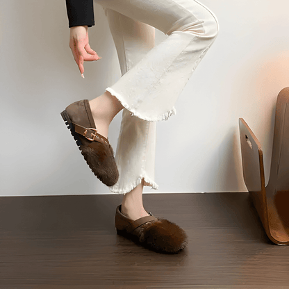 FurVibe – Faux Plyschiga Cozy Skor med Guldspänne