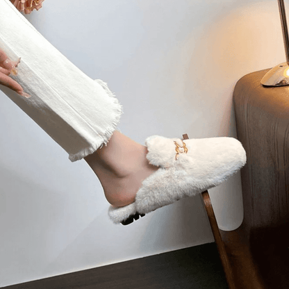 TeddyFinesse – Eleganta Faux-Fur Mule Tofflor med Guldkedja