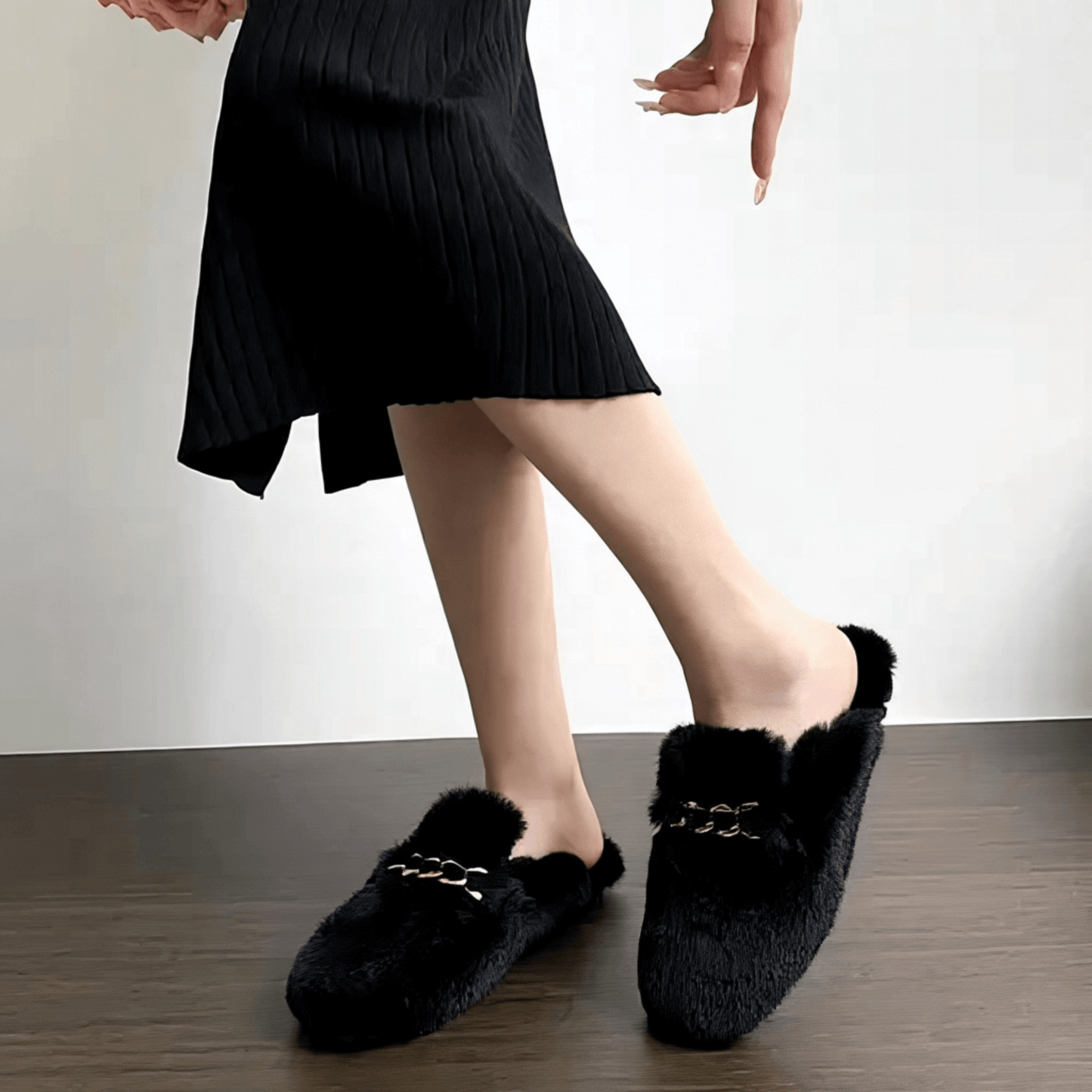 TeddyFinesse – Eleganta Faux-Fur Mule Tofflor med Guldkedja