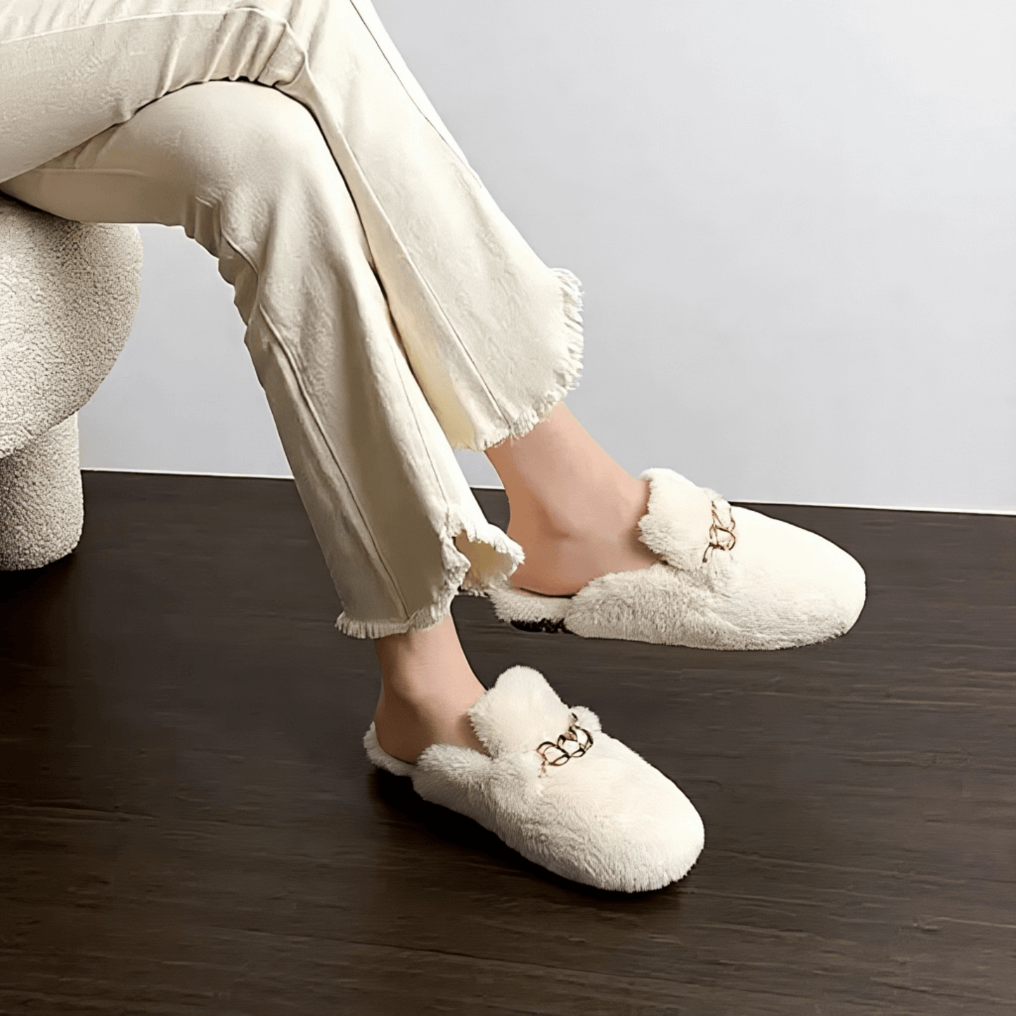 TeddyFinesse – Eleganta Faux-Fur Mule Tofflor med Guldkedja