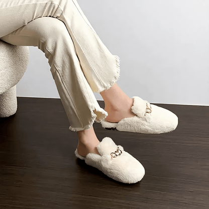 TeddyFinesse – Eleganta Faux-Fur Mule Tofflor med Guldkedja