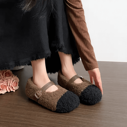 CuddleFlex – Faux Plyschiga Cozy Skor med Guldspänne