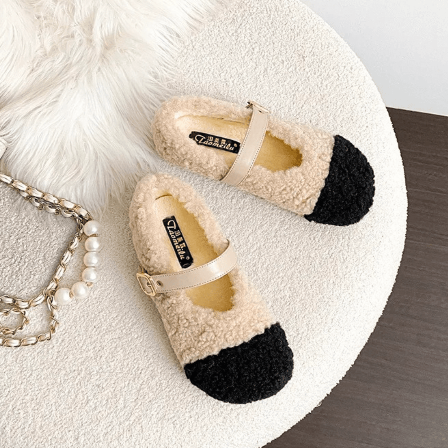 CuddleFlex – Faux Plyschiga Cozy Skor med Guldspänne