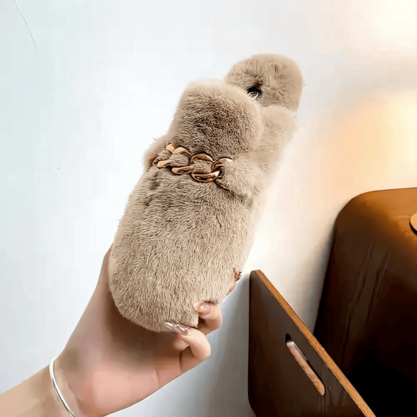 TeddyFinesse – Eleganta Faux-Fur Mule Tofflor med Guldkedja