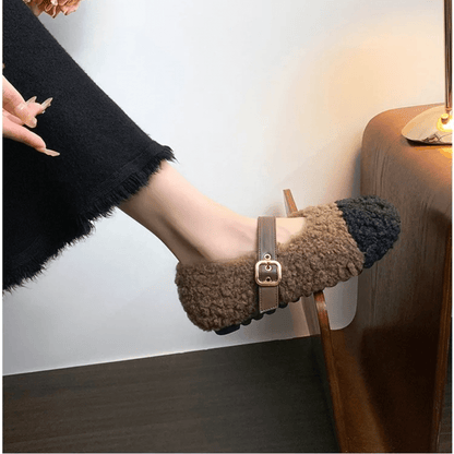 CuddleFlex – Faux Plyschiga Cozy Skor med Guldspänne