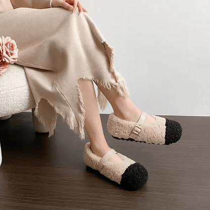 CuddleFlex – Faux Plyschiga Cozy Skor med Guldspänne