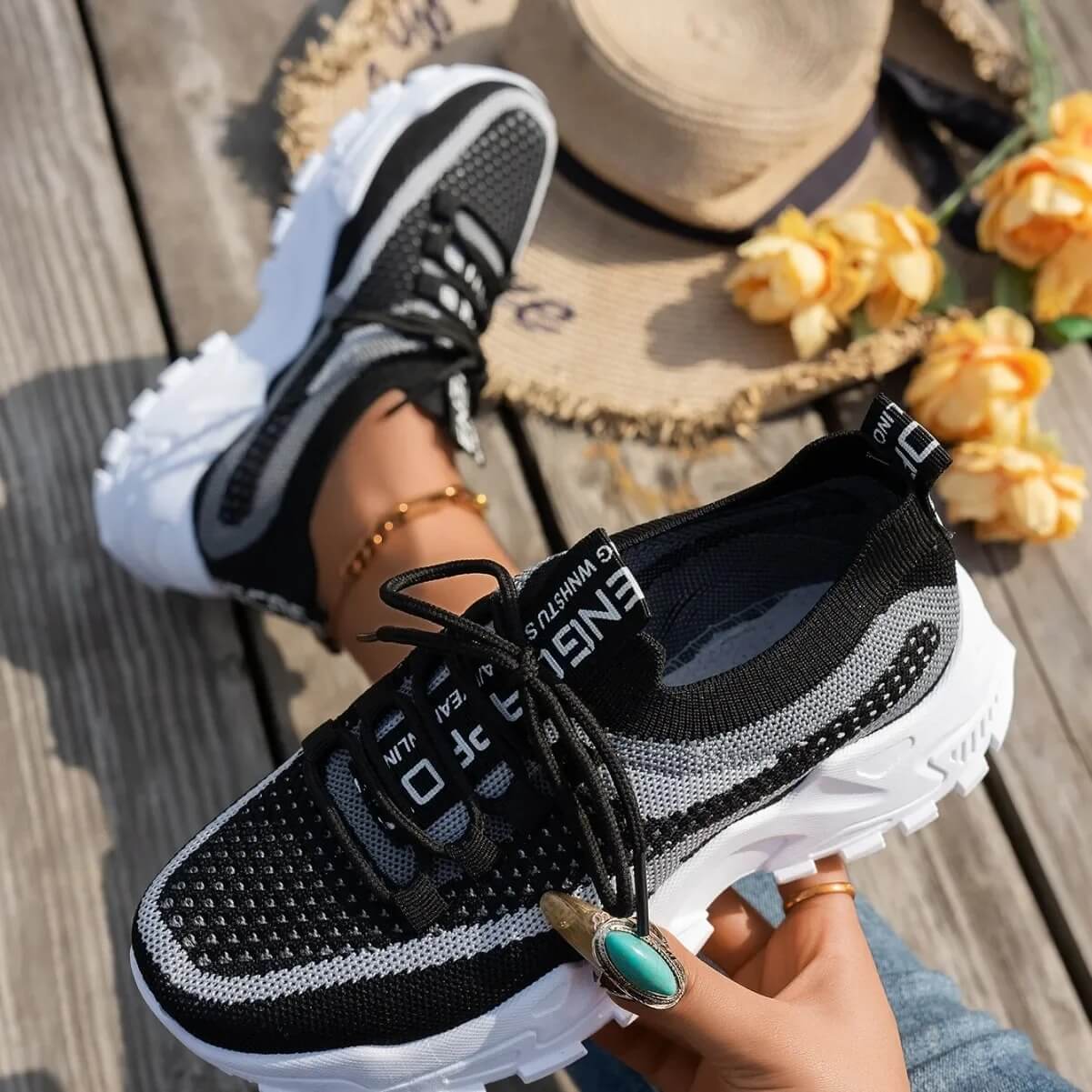 CloudWeave – Lätta Slip-On Sneakers för Dam med Andningsbar Flyknit, Snörning och Låg Klack